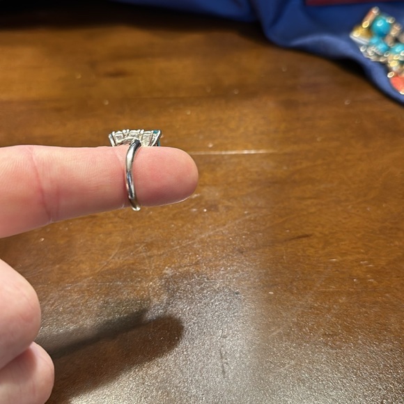 Beautiful women’s ring with turquoise center stone with cz on the side. - Picture 3 of 4